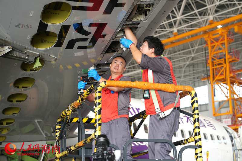 维修人员对飞机进行检修。人民网记者 符武平摄
