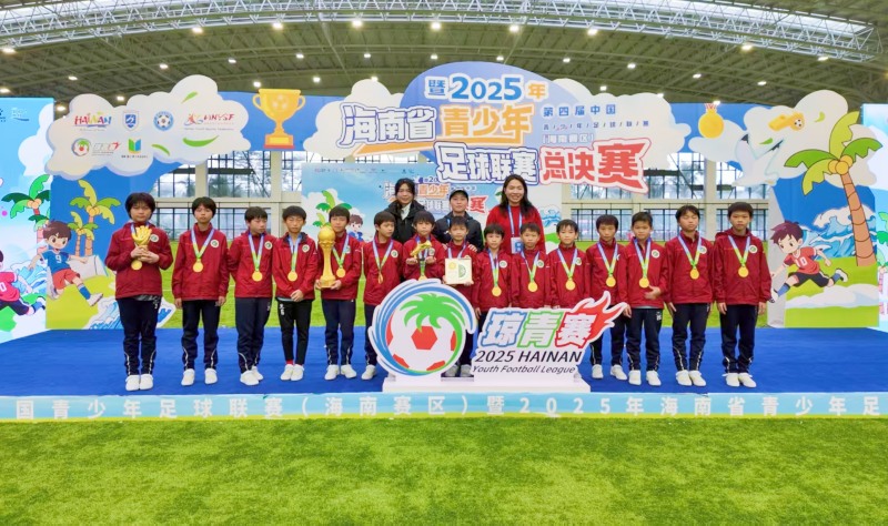 为获奖队伍颁奖。 主办方供图