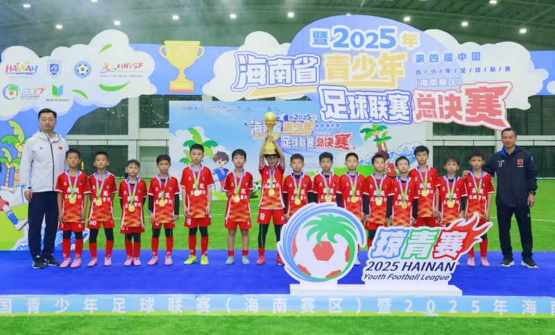 荣耀时刻，获奖队伍捧起奖杯。 主办方供图