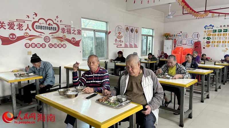 老人在食堂用餐。人民网记者 符武平摄