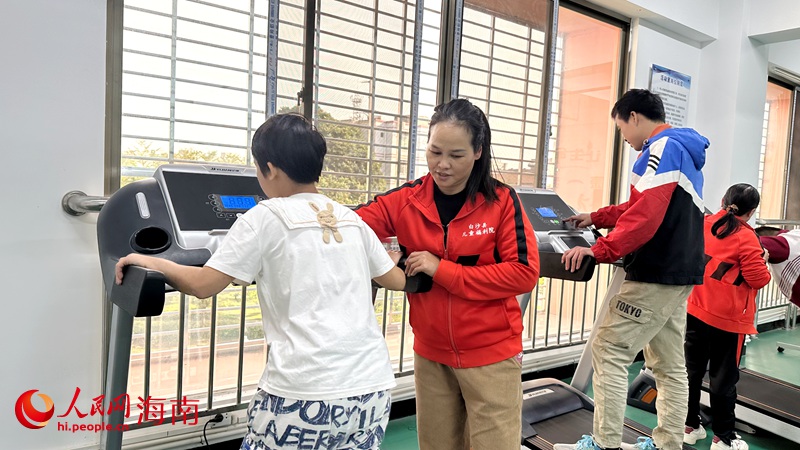 儿童福利院工作人员陪伴孩子们锻炼。人民网记者 符武平摄