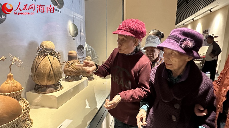老年人参观博物馆。人民网记者 符武平摄