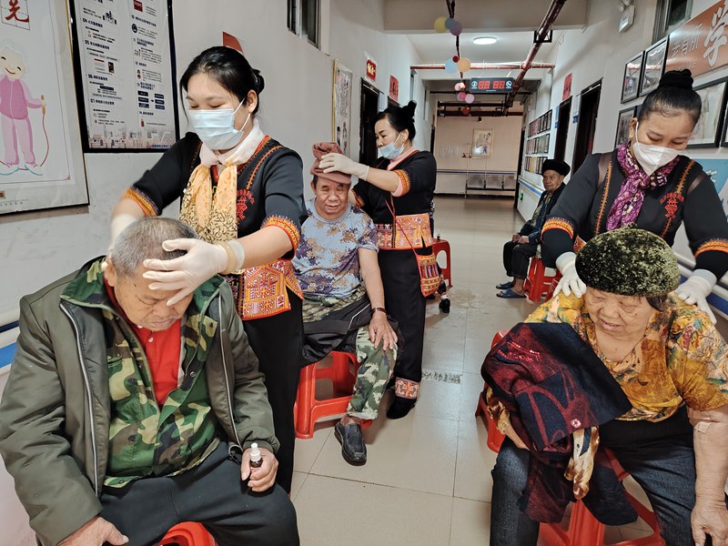 黎族医药协会给老人做公益康养服务。白沙黎族自治县农村中心养老院供图