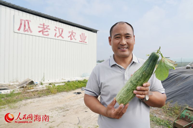 海南瓜老汉农业科技有限公司总经理韩国富介绍他的拳头产品。人民网记者 符武平摄