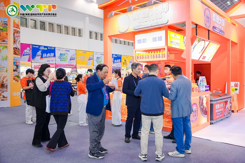 市民游客品尝铺前糟粕醋。主办方供图