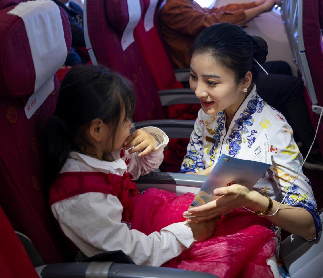 【17】【航空股份】海南航空乘务员向小旅客介绍民航知识科普绘本