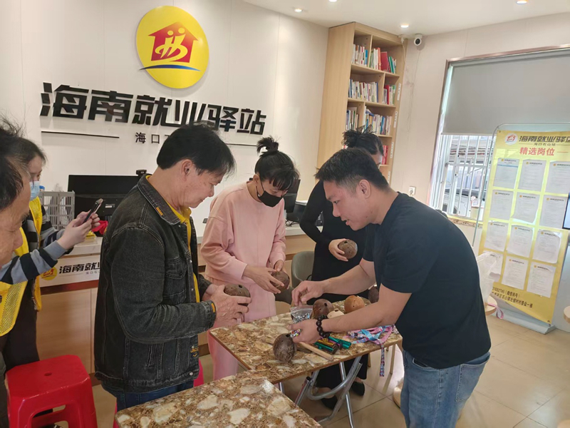 椰壳加工技艺展示教学。张艺摄