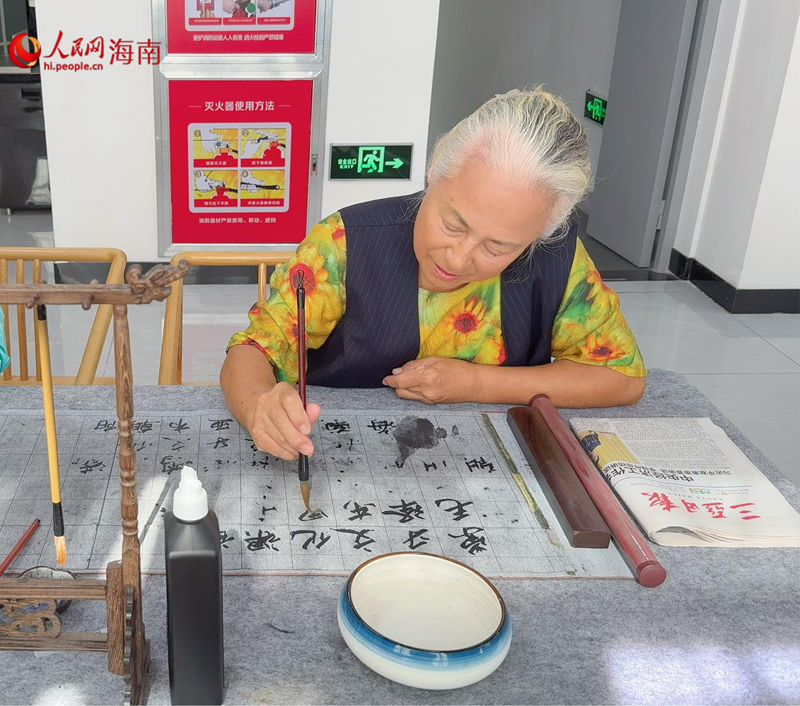 天涯区公益服务中心书法室中,长者们挥毫泼墨。人民网 熊淑婷摄