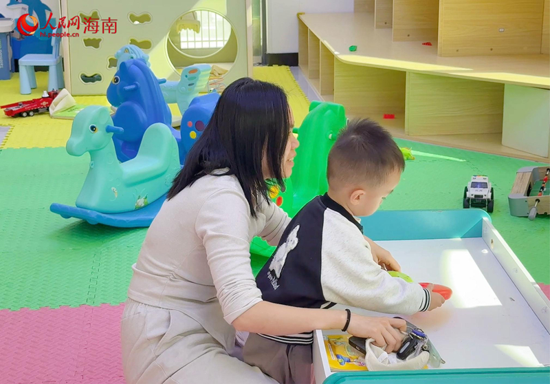 吉阳区鹿城心灵驿站里,心理咨询师通过游戏为儿童提供心理服务。人民网 熊淑婷摄