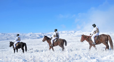 边防官兵策马踏雪巡边关