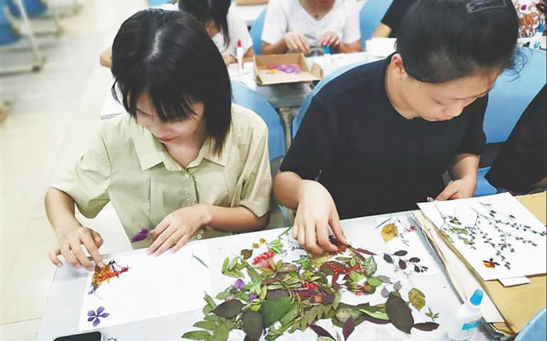 海南高校课堂变身手工坊 用青春为非遗上色
