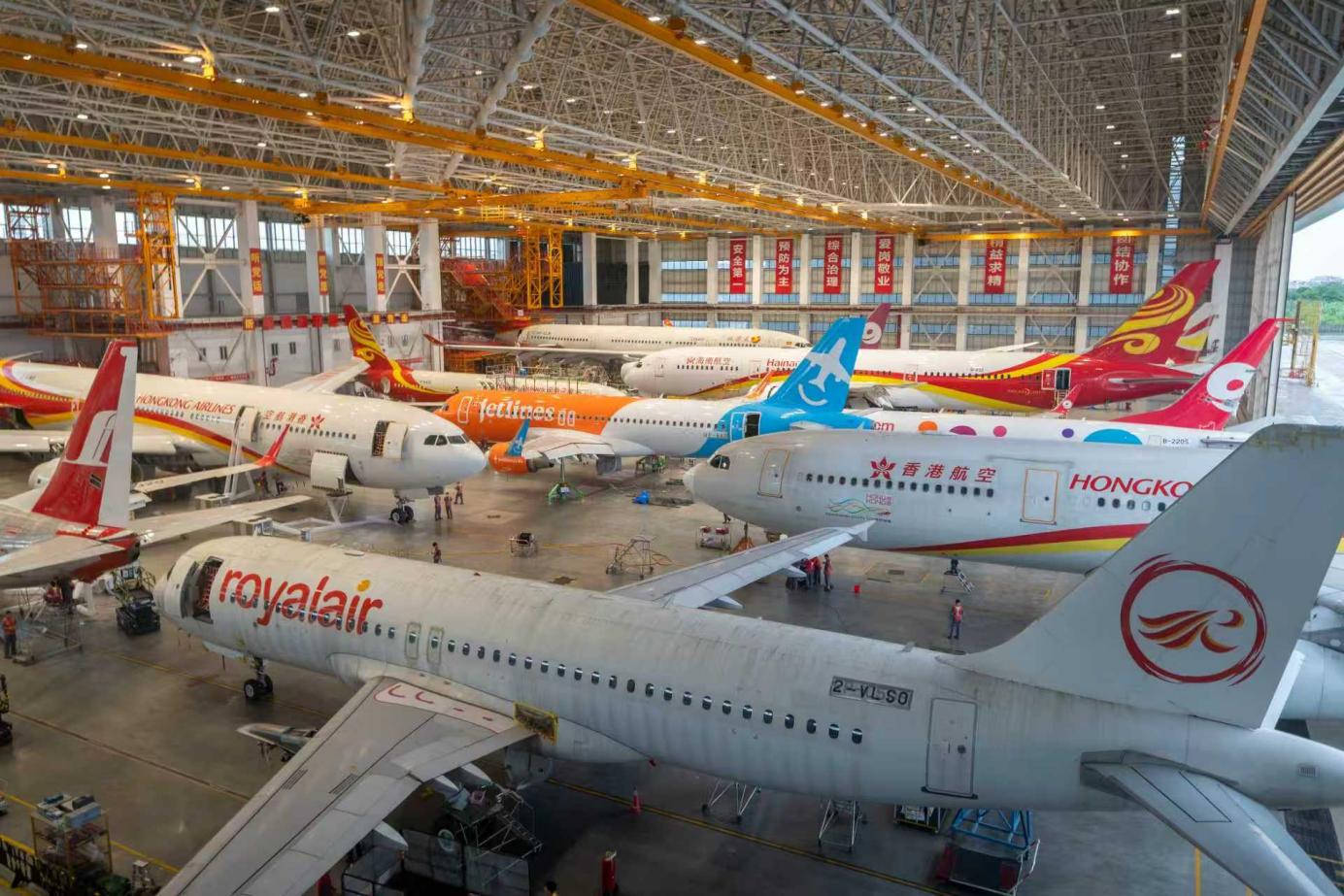 繁忙的一站式飞机维修产业基地