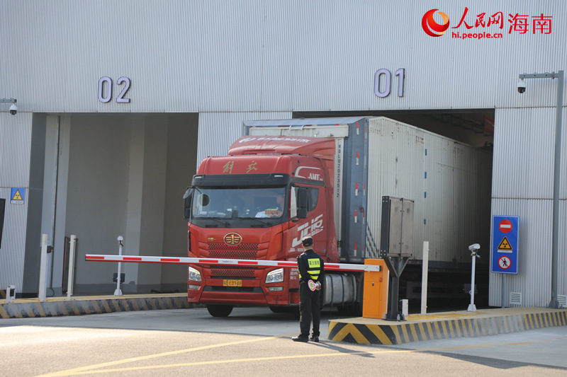 一辆货车正在通过海口新海港和南港“二线口岸”（货运）集中查验场。人民网记者 牛良玉摄