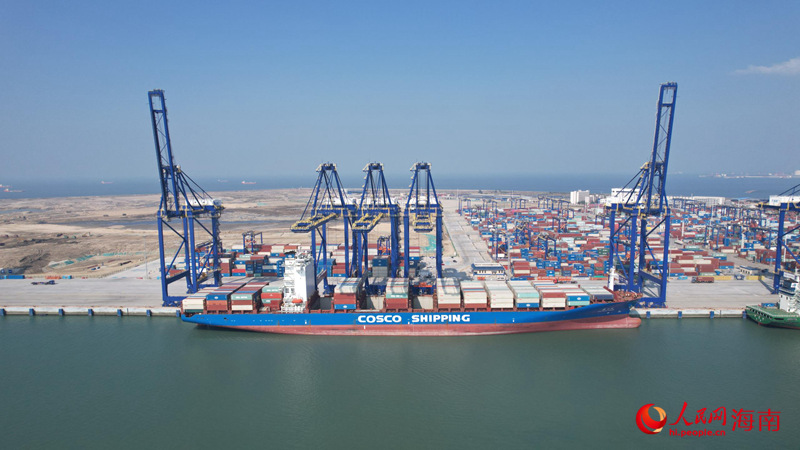 12月18日,在海南洋浦,“新防城”轮是当日靠泊洋浦国际集装箱码头的首艘货轮。“新防城”轮是一艘4250标箱型集装箱船舶,隶属于中远海运集运,本航次从香港出发,经洋浦中转后将驶往广西钦州。人民网记者 孟凡盛摄