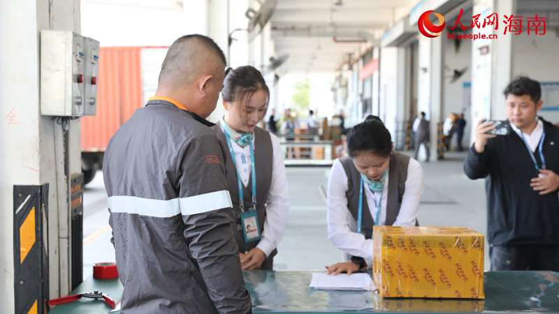 在三亚凤凰国际机场,一批“零关税”进口医疗器械完成从申报、查验到放行等流程。人民网 熊淑婷摄