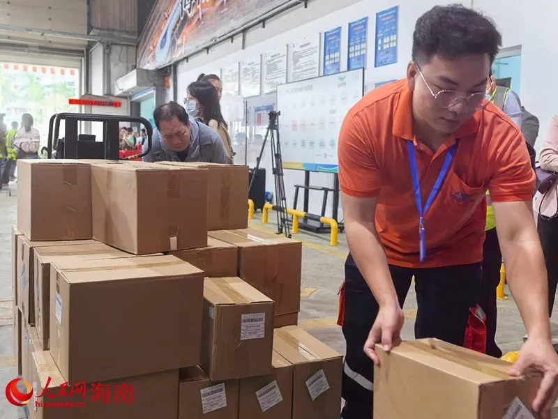 12月18日,加绿巧食品制造业(海南)有限责任公司首批享受“加工增值30%货物内销免关税”政策的巧克力产品顺利进入内地市场。人民网记者 席秀琴摄