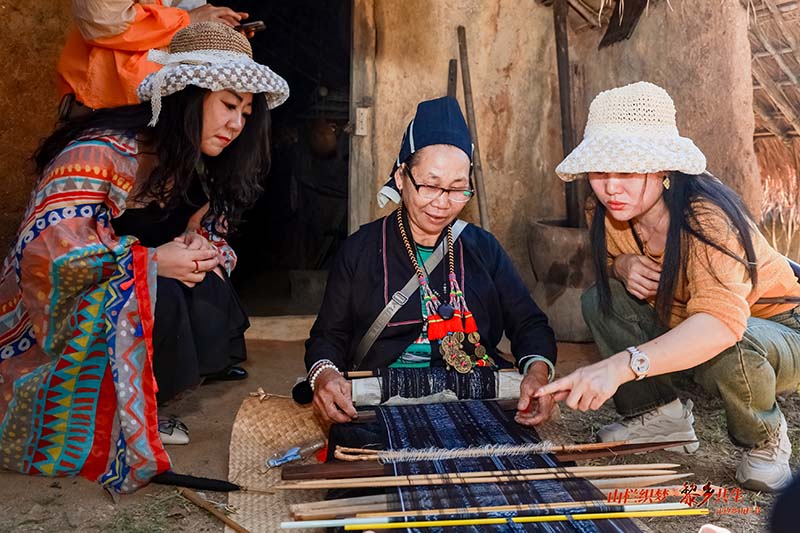 游客观看黎锦技艺。主办方供图