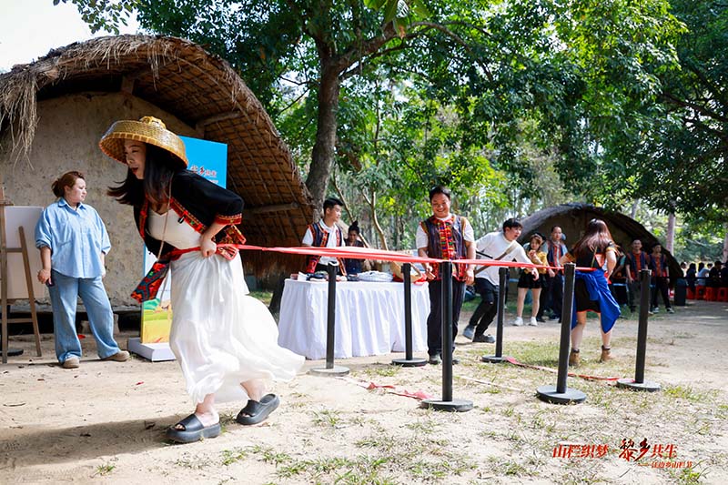 游客体验黎族传统体育竞技项目。主办方供图
