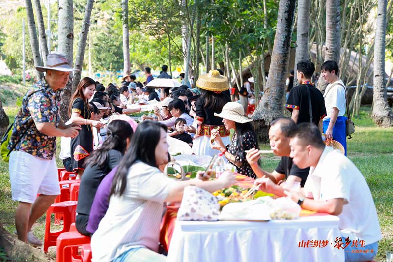 游客体验长桌宴。主办方供图