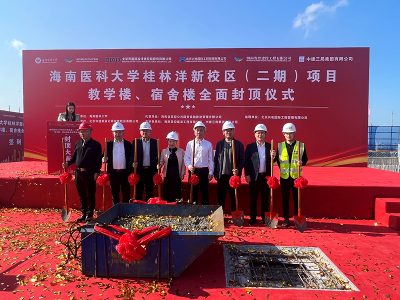 封顶仪式现场。李景致摄