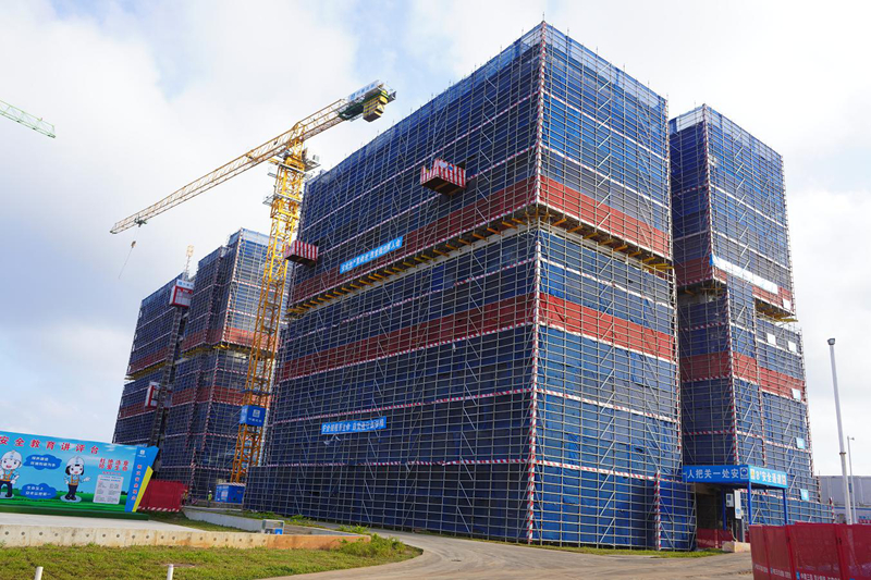 施工中的宿舍楼。李景致摄