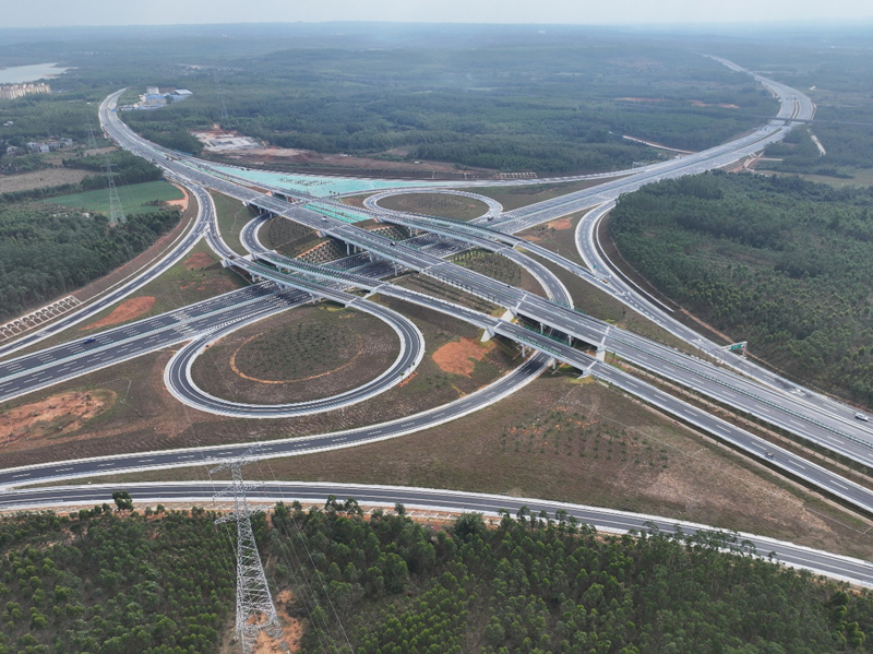 鸟瞰洋浦疏港高速公路。熊萍摄