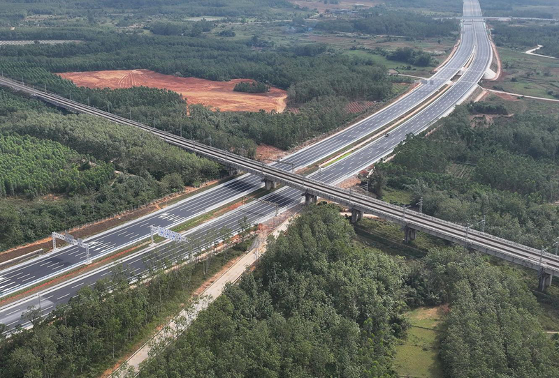 洋浦疏港高速公路与环岛高铁交汇处。陆进炳摄