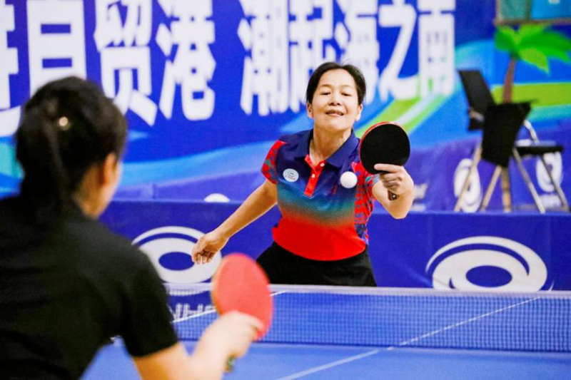 乒乓球运动爱好者在热身。主办方供图