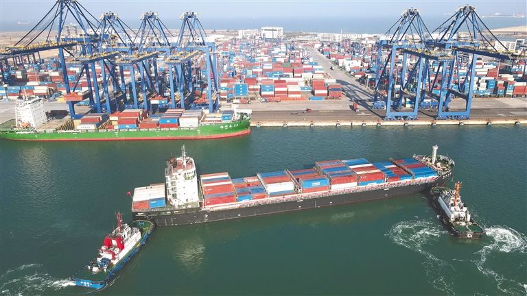 巨轮泊港作业忙