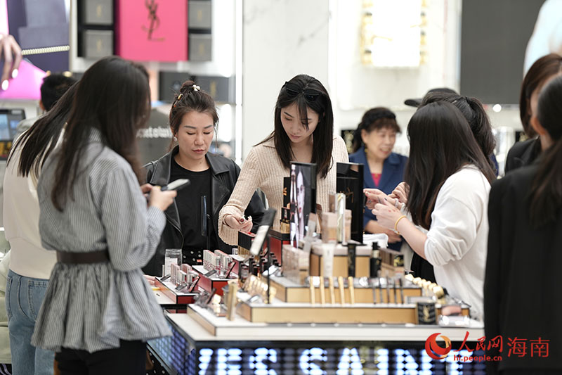 游客在海口国际免税城选购免税商品。人民网记者 符武平摄