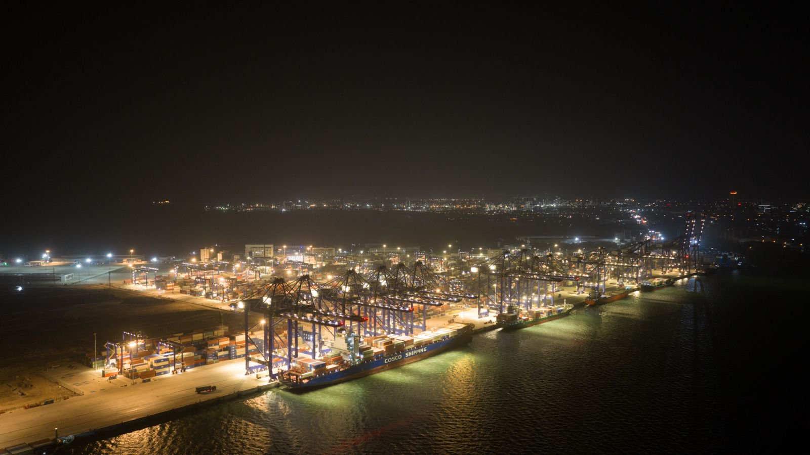 2025年12月18日晚，繁忙的洋浦国际集装箱码头。邓晓龙 摄