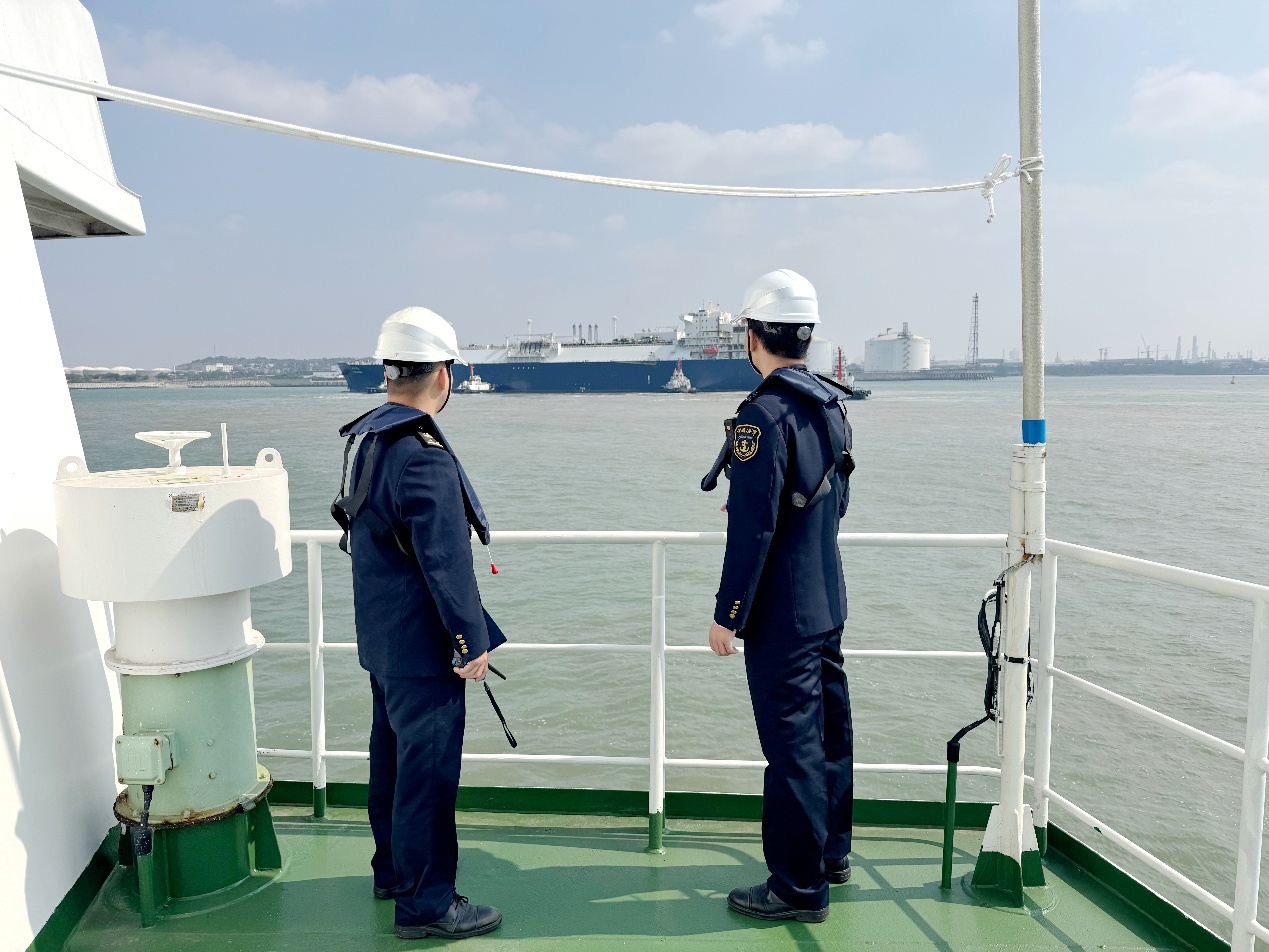 海事执法人员监管进出港船舶安全运行。洋浦海事局供图