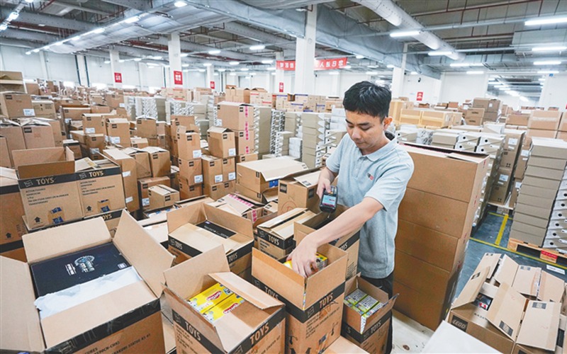 海口：免税商品分拣转运忙