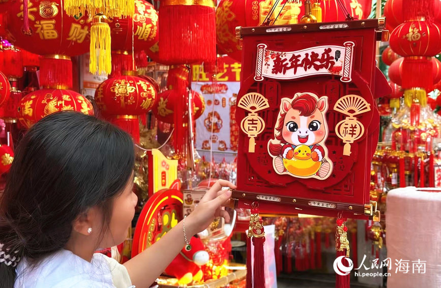 市民在海口市博爱路一家商铺挑选马年主题饰品。人民网 刘杨摄