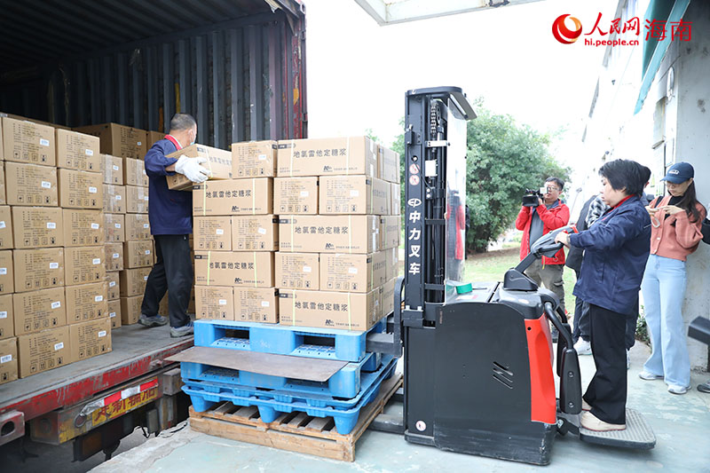 在万特制药，工作人员正在装车。人民网记者 牛良玉摄.jpg