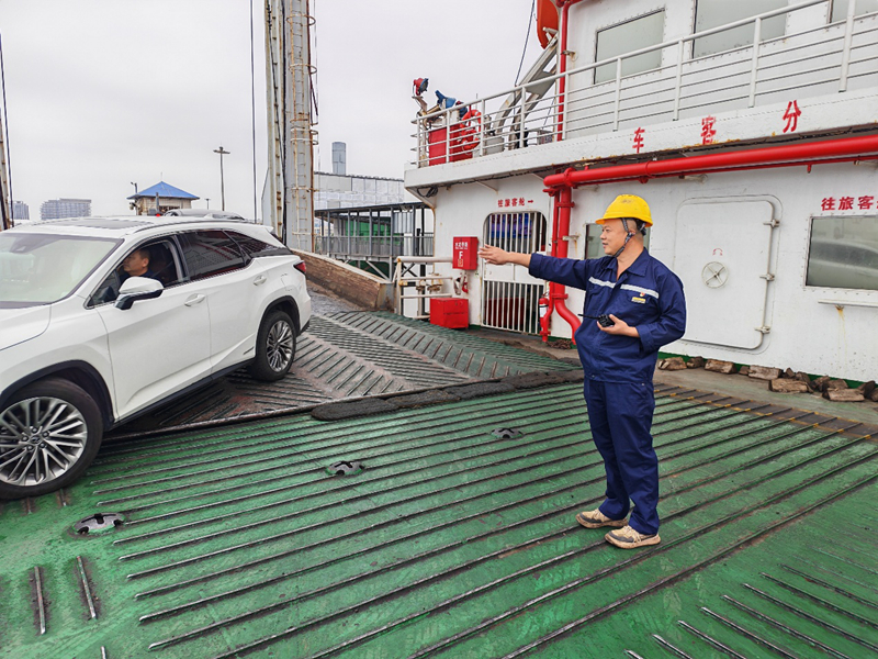 工作人员在进行车辆调度演练。向勇刚摄