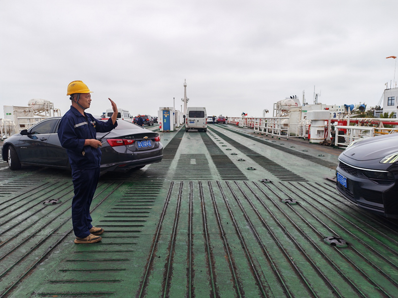 工作人员在进行车辆调度演练。向勇刚摄