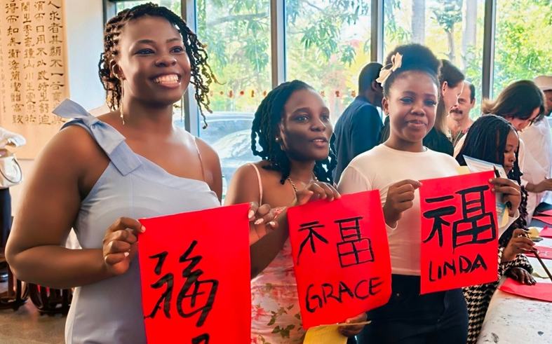 写“福”字 学中医 这群外国人才在三亚“过年”