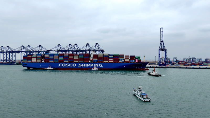 15万吨级大型集装箱船抵达洋浦港。洋浦海事局供图
