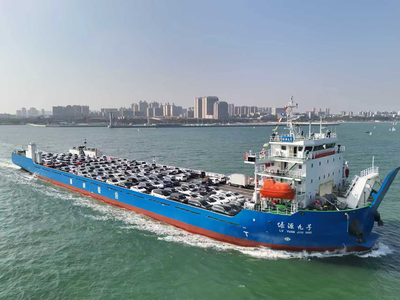 运送新能源汽车的船舶满载出港。海口海事局供图
