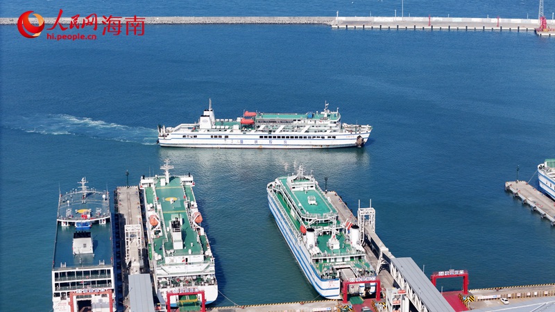2月2日，在海口新海港，渡轮安全抵达码头。人民网记者 符武平摄