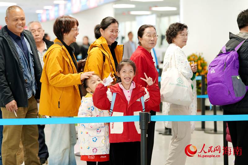 2月2日，在海口新海港市民游客正在有序登船。人民网记者 符武平摄