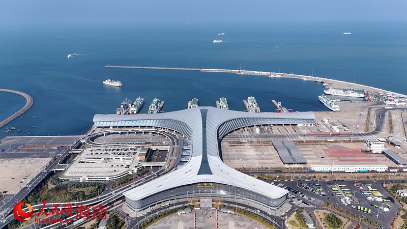 2026年春运正式启动，新海港“马力全开”保障春运。人民网记者 符武平摄