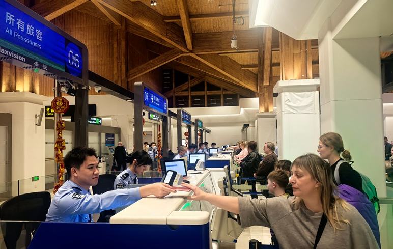 封关后新年首月海南出入境客流同比增长31.8%