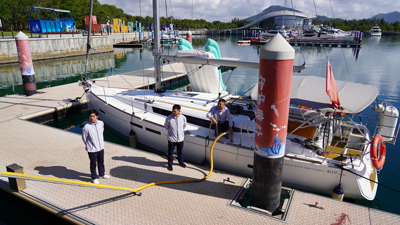 华润石梅湾游艇码头开展接收污染物实践。清澜海事局供图