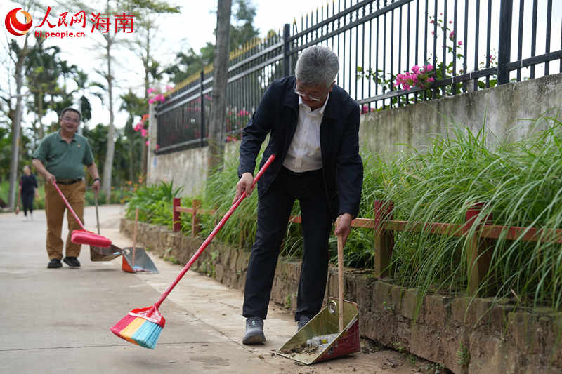 开展村容环境大扫除行动。人民网记者 孟凡盛摄