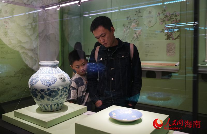 家长和孩子一起观展。人民网记者 符武平摄