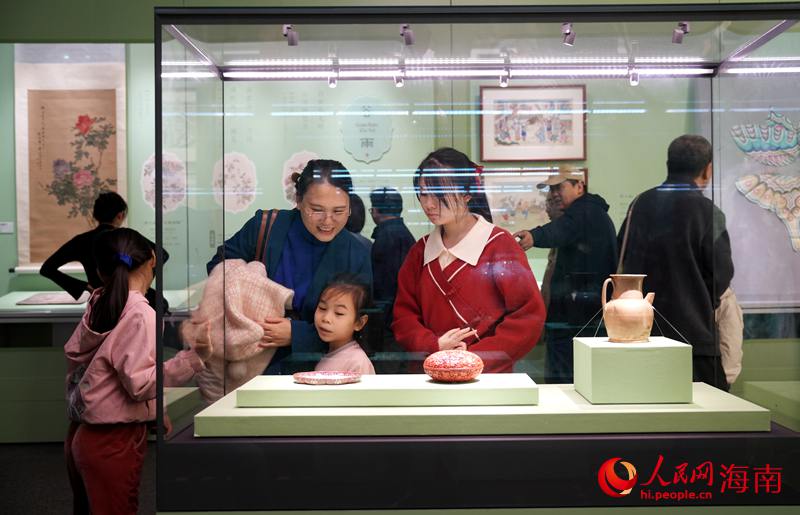 家长和孩子在文物前驻足参观。人民网记者 符武平摄