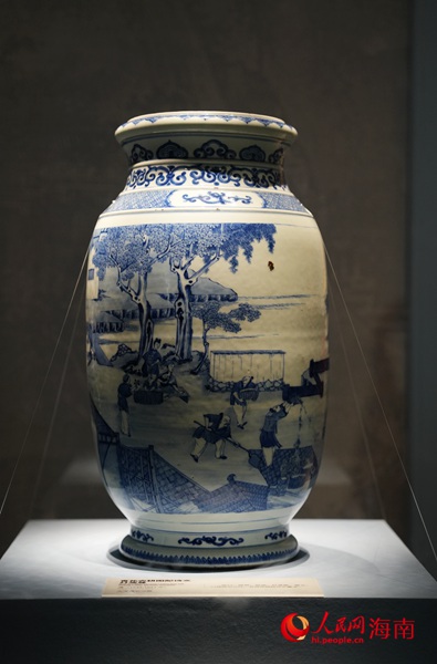 青花农耕图配诗文灯笼尊。人民网记者 符武平摄