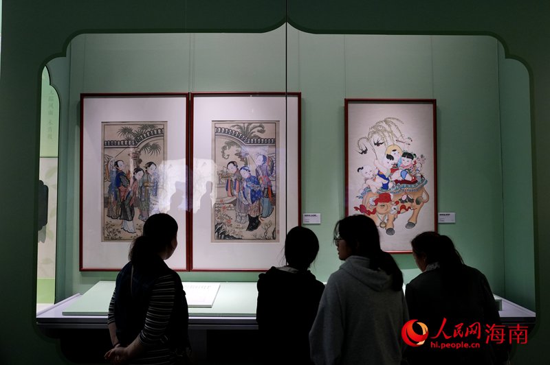 市民游客在博物馆里品读文化。人民网记者 符武平摄